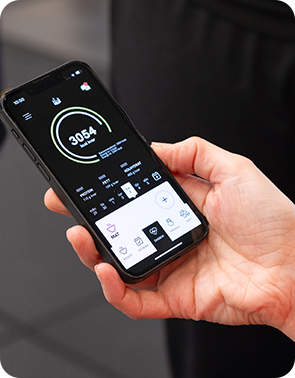 Klient på gymmet som använder appen Nutrition Data Kost & Träning 