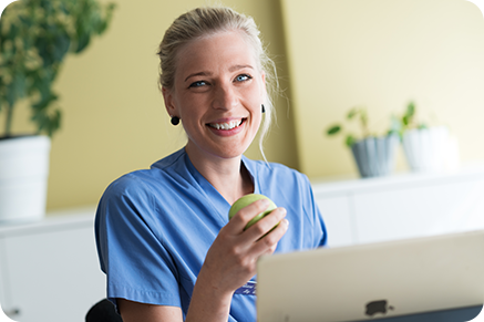 Dietist som sitter vid sitt skrivbord