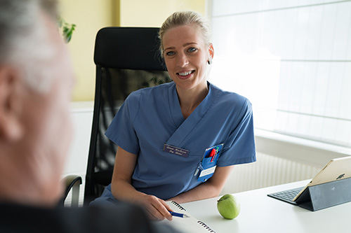 Dietist som ger kostråd till sin patient. 
