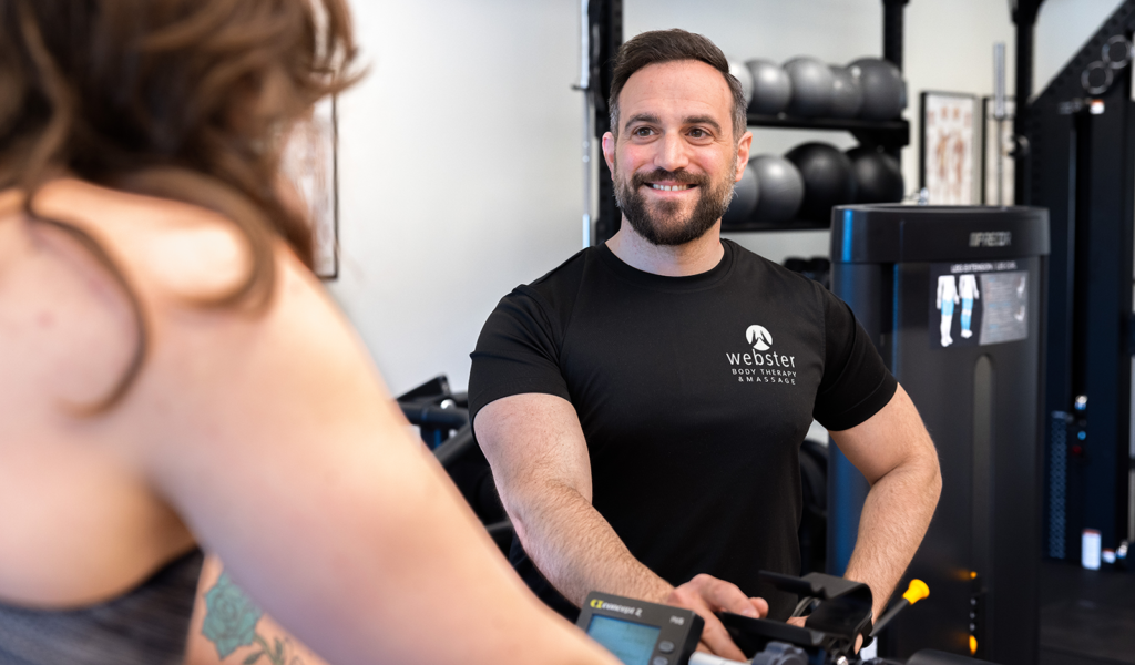 Personlig tränare på gym som coachar en klient med hjälp av ND Träning
