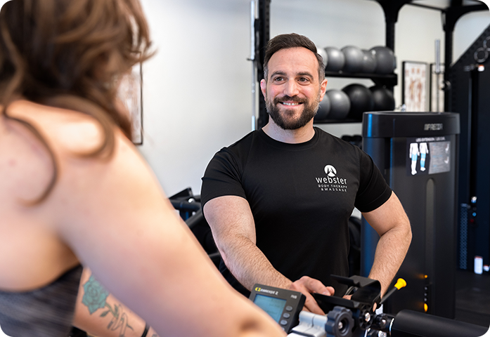 Personlig tränare som använder Nutrition Data med klient i gymmet