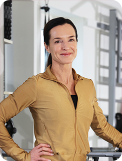 Nutrition Datas träningsexpert Fia Larzon står framför träningsutrustning